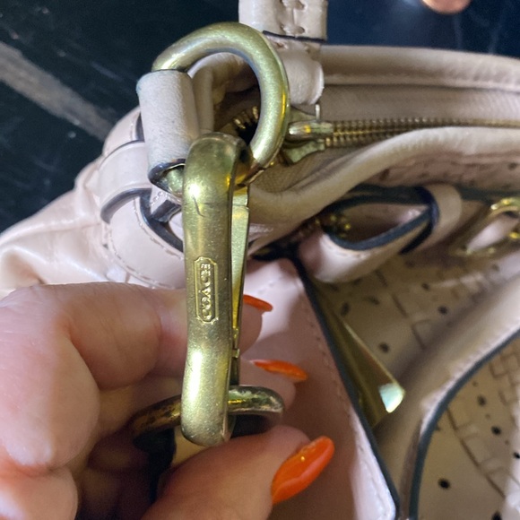 Coach blush pink shoulder bag. This bag is fire!! Pink and brass ❤️🔥 - Picture 8 of 16